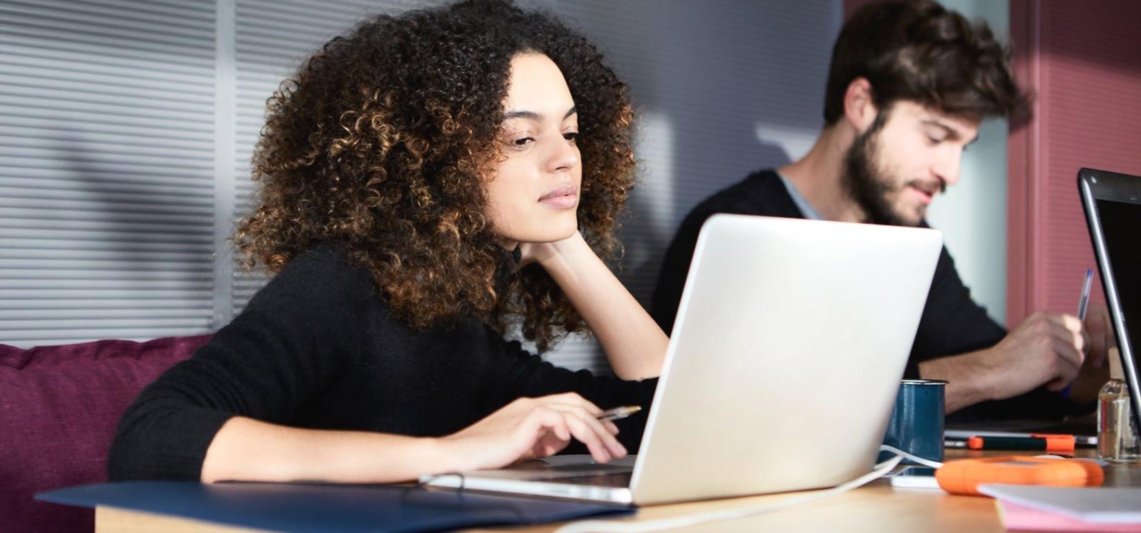 Участники обсуждают идеи в спокойной обстановке